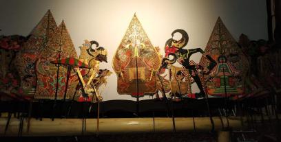 Beber.Memperagakan atau mendemontrasikan pagelaran wayang baik utuh dan ringkas, pendek